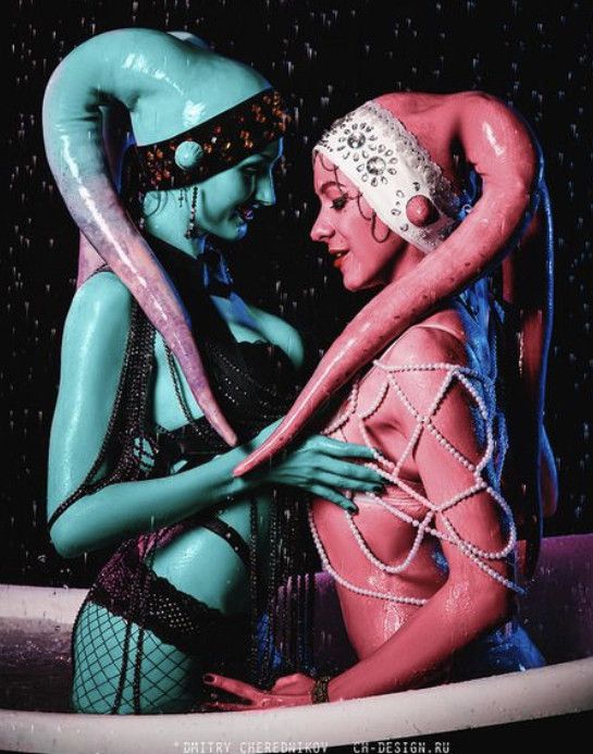 Twi’lek sisters bathe together