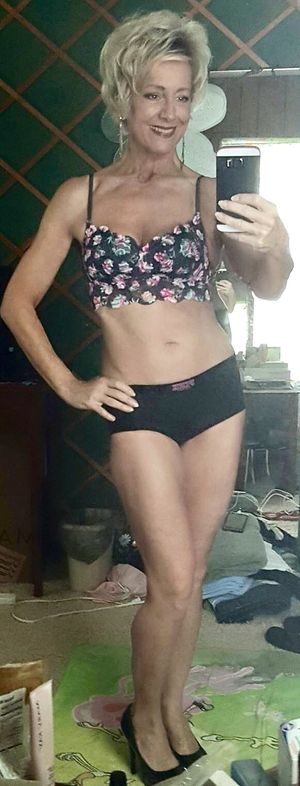 Blonde GILF Takes a Succulent Selfie