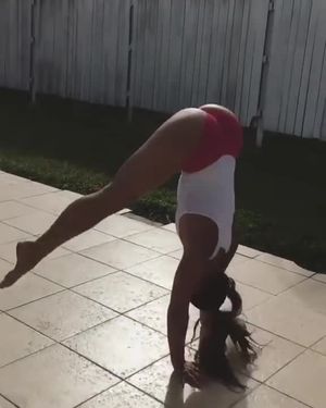 Kelsi Monroe twerking handstand