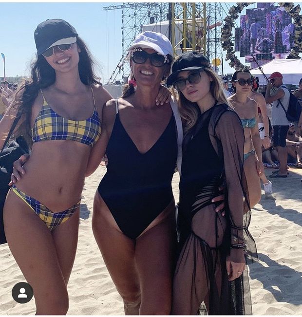 Damn that mom is hot. Love the tan line