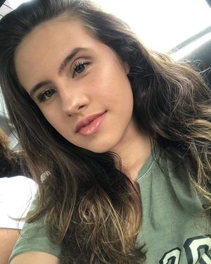 Brazilian with more perfect gloss lips (Anyone dare refuse a blowjob?)