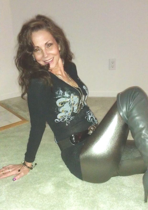 Smiling Brunette MILF in Shiny Leggings & Boots