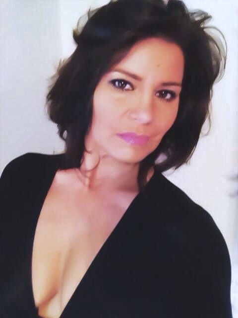 Sultry Raven-Haired MILF’s Amazing Cleavage