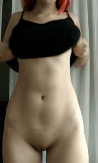 ruiva exibindo corpo perfeito