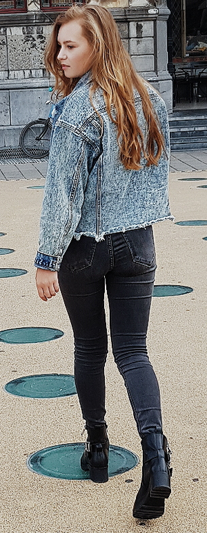 Instagram teen in skinny jeans