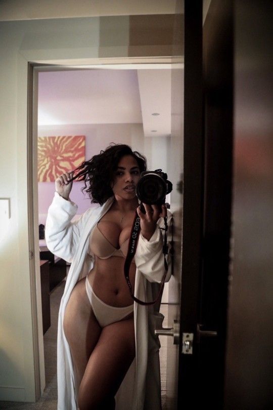 Nu-ski in a robe