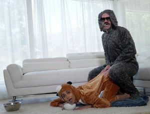 Abby Lee Brazil - na pieska. Śmieszne porno fotki.