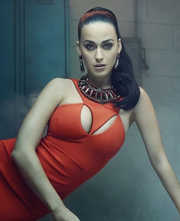 Changing in the locker room and Katy Perry appears wanting you to tear her pussy up