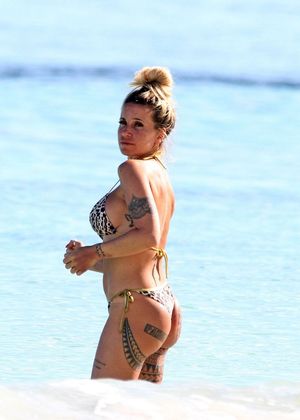 Florencia Peña sexy ass in a thong bikini also showing nice cleavage with her big tits seen by paparazzi on vacation in Mexico.