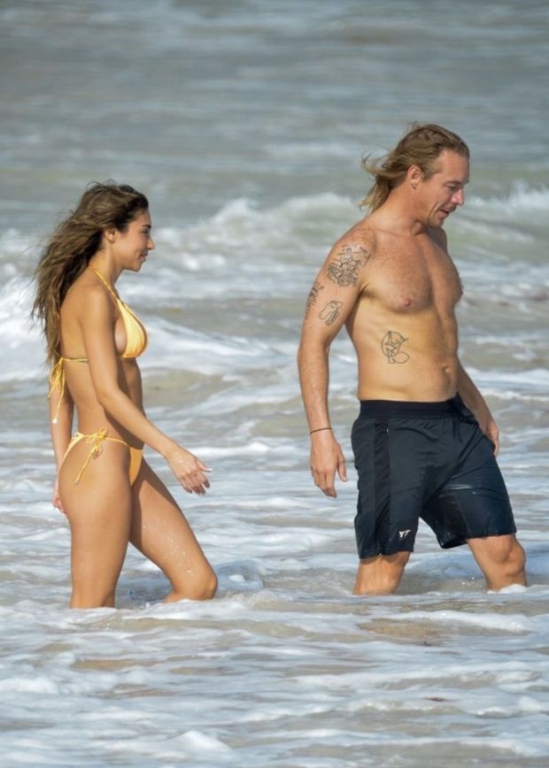 Chantel Jeffries sexy ass in a bikini also showing nice cleavage with her big tits seen by paparazzi at the beach and in the water with Dipl