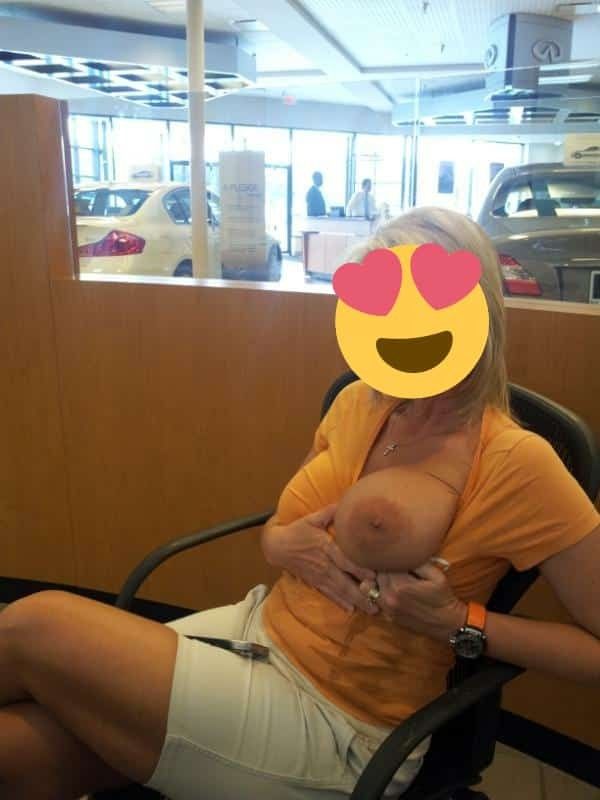 Con los nervios de punta. Imagino quedó grabado en las camaras de seguridad. Esposa de mi vecino mostrando las tetas en su trabajo...