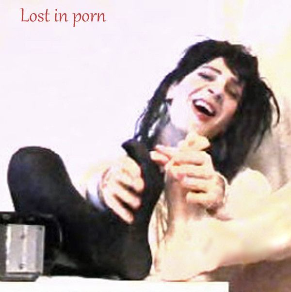 Tranny rubbing her feet