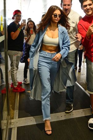 Selena Gomez showing her 6 pack