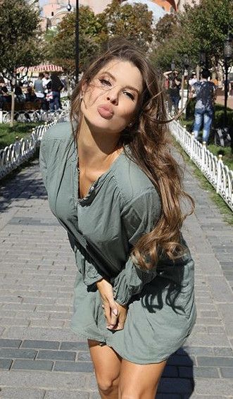 Hotty blowing a kiss