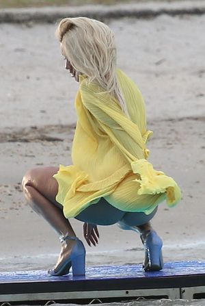 Rita Ora upskirt wardrobe malfunction accidentally flashing her nude ass during a video shoot in Miami seen by paparazzi.