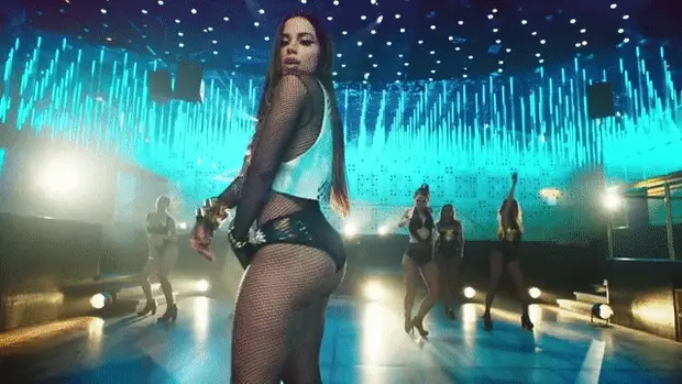 Anitta wiggling