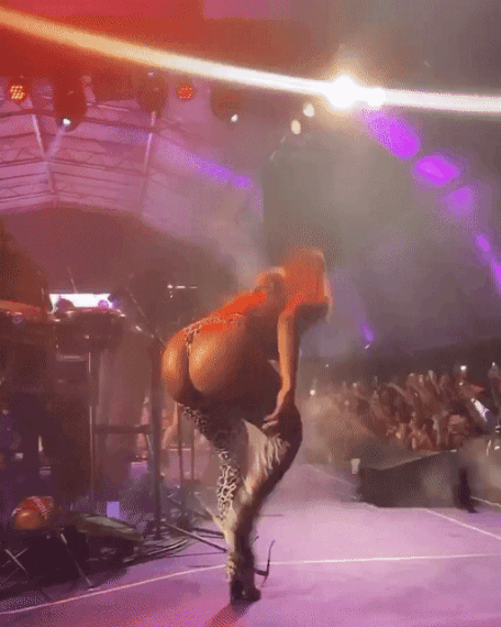 Anitta in the show