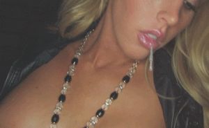 Сперма стекает изо рта на сосок большой сиськи