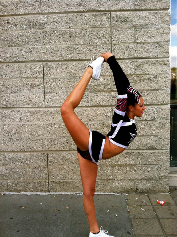 Cheerleader crotch flash