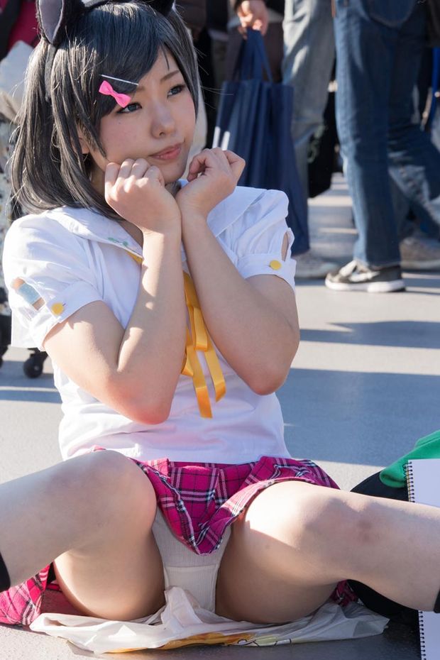 Cosplay knicker flash