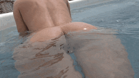 Lilu hiding her ass in the pool