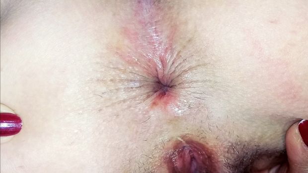 Wife spreads gorgeous ass