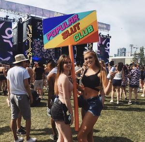 Imagine a threesome w them