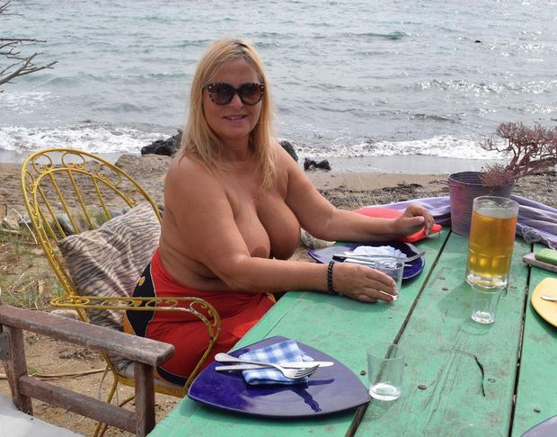 sexy mature blonde with amazing ass and tits.