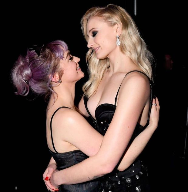 Sophie Turner and Maisie Williams lesbian