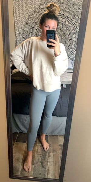 Sexy Babe with amazing feet in gray leggings!