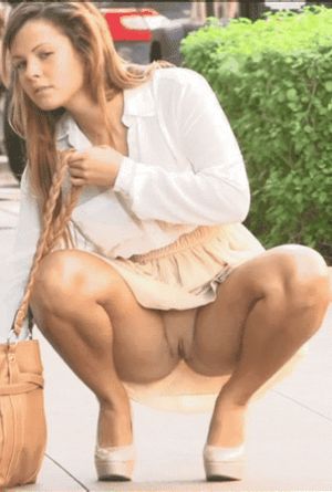 Oops she forgot her panties, nice pussy