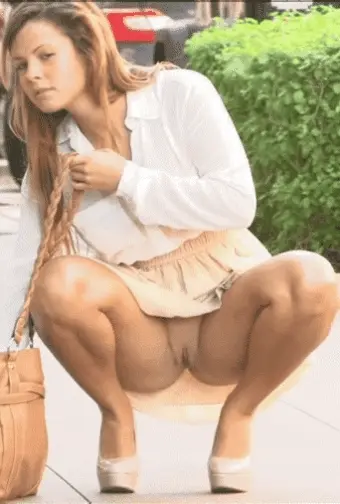 Oops she forgot her panties, nice pussy