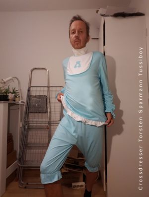 31 Mommy's little B oy 7c8a1 Torsten Sparmann nackt Selfie for any naked forever public nude gay schwul Schlafanzug sleeping suit sleepwear