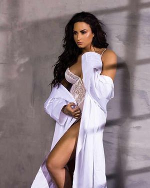 Demi lovato looking hot