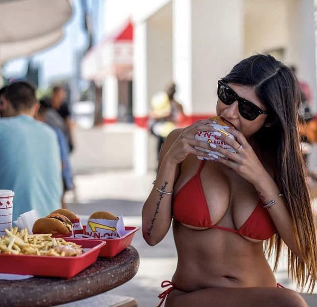 Mia Khalifa eating a burger and looking mighty fine doing it