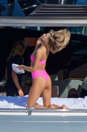 Josie Canseco sexy ass in a pink bikini on a boat in Miami seen by paparazzi.