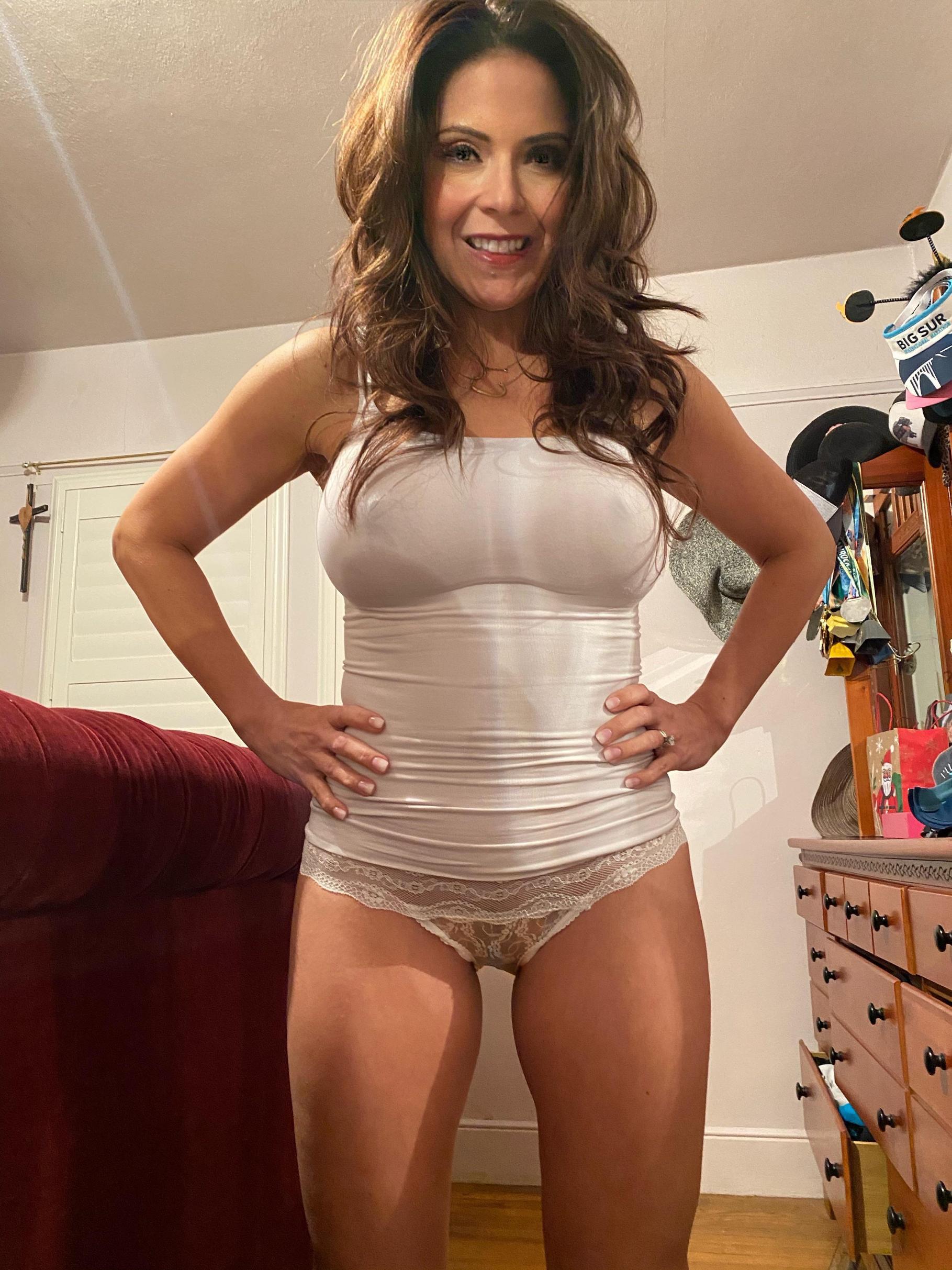Amateur babe does some softcore posing in a hot outfit
