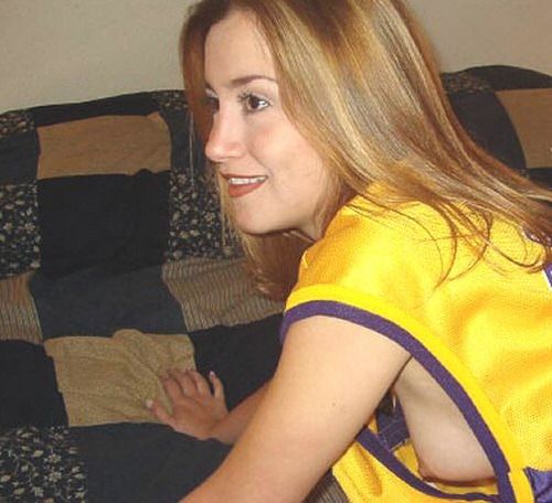 sideview downblouse nipple show