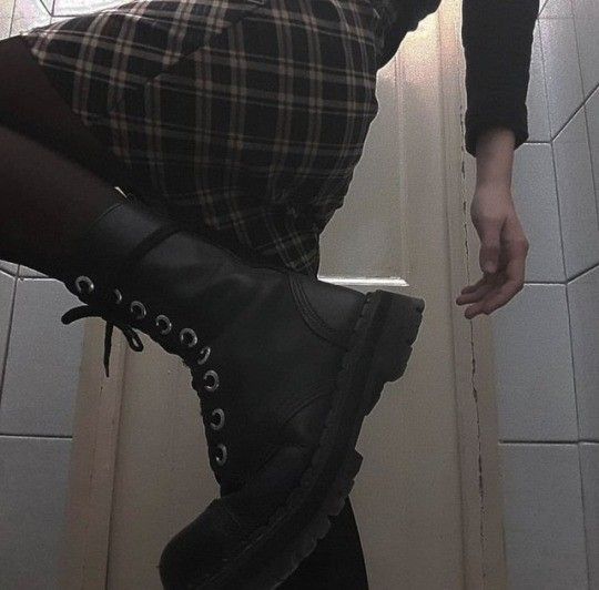 showing her boots