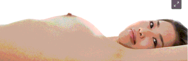 Jeune femme nue couchée
