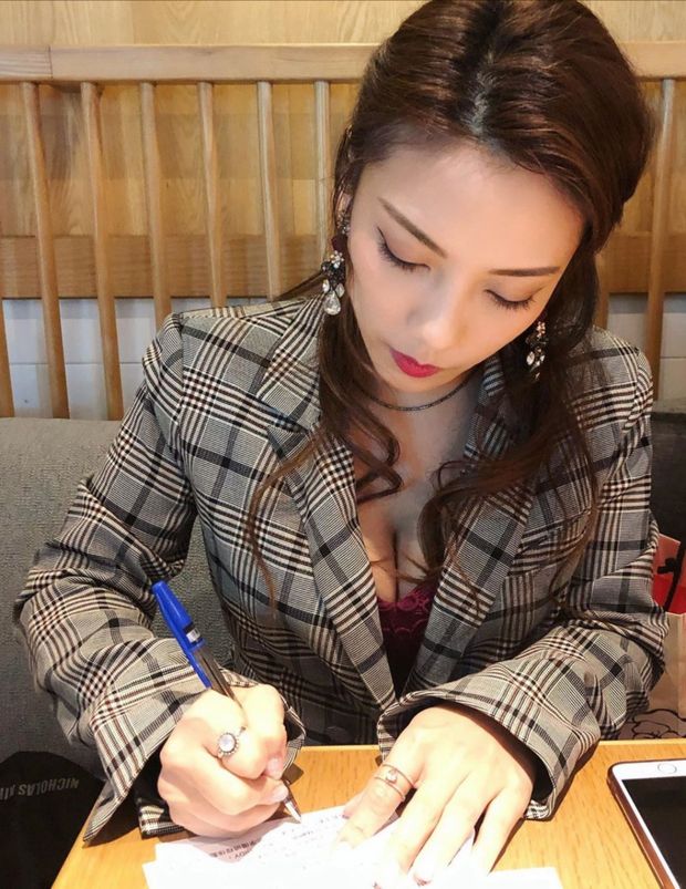 Boss. Please sign here.......