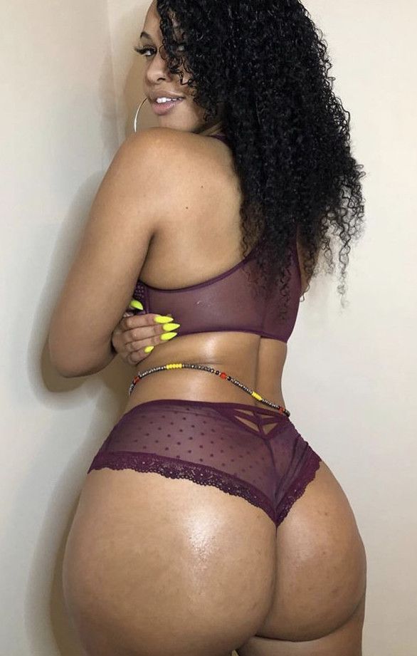 Sexy look with a big ass!! Loving it