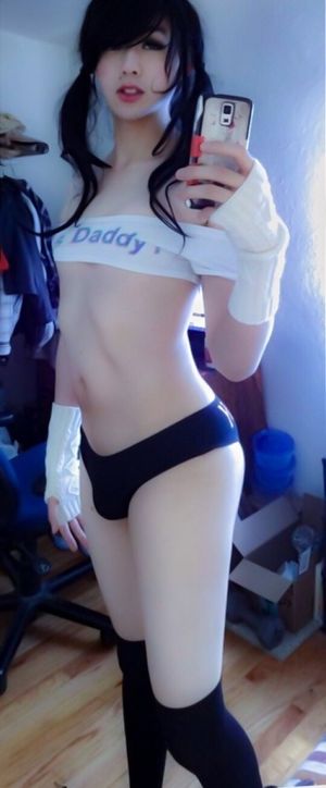 Mostrando su lado femenino