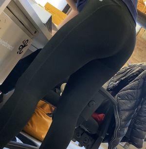 Antoinette in leggings