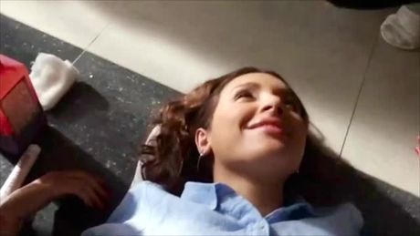 Busty actress looks like Gal Gadot