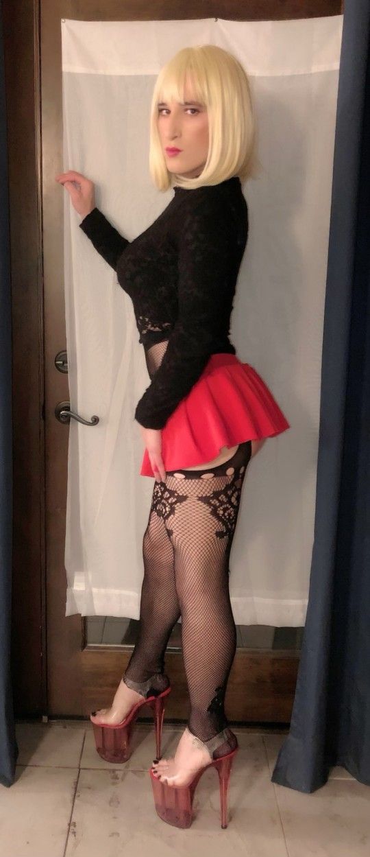 Such a sexy outfit! I LOVE those heels!