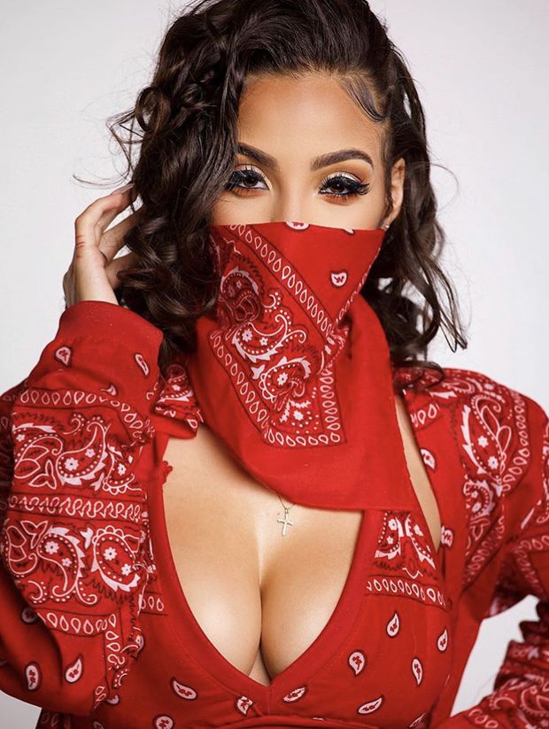 Great cleavage with hypnotizing eyes