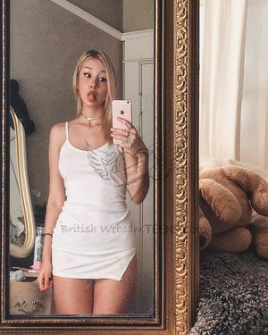 Blonde stunner nude selfies - pics that are way too rude for insta