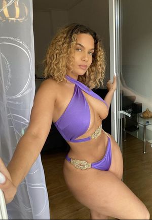 Spectacular ebony woman