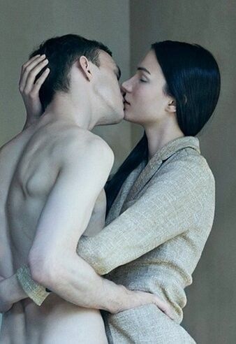 CFNM kissing
